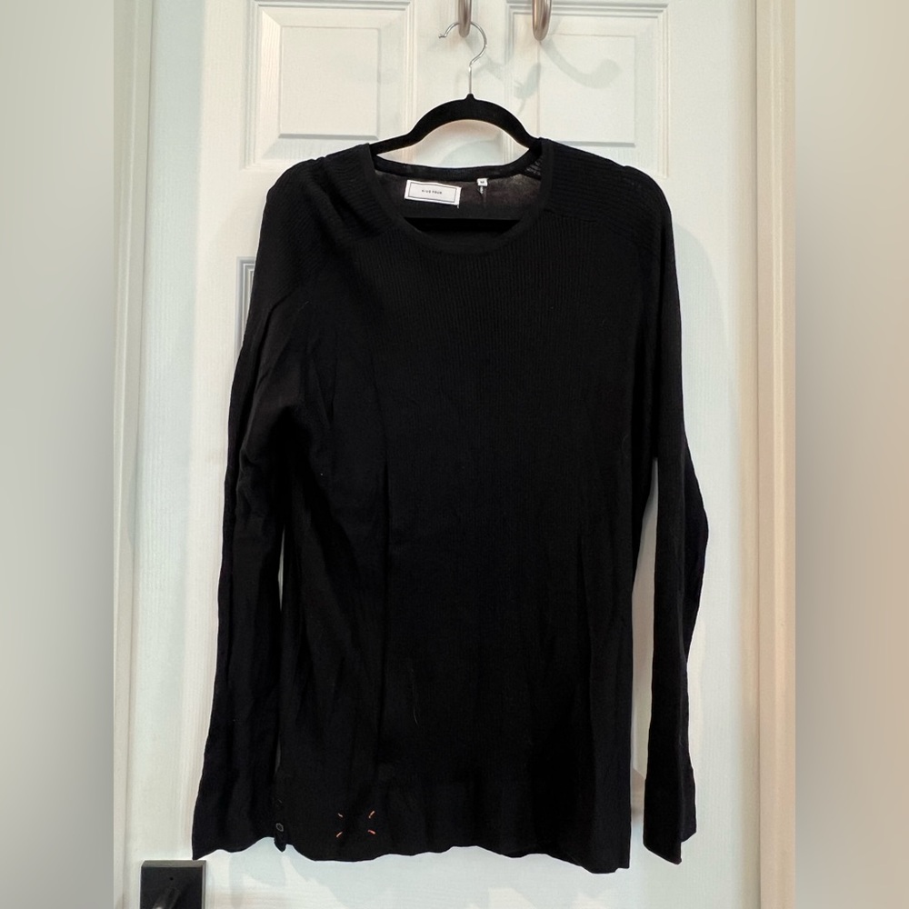 Men’s sweater.